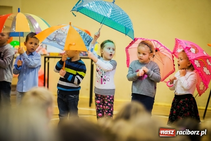 Zdjęcie w galerii na portalu naszraciborz.pl: Rogale świętomarcińskie i korowód w Studziennej wiadomości z regionu