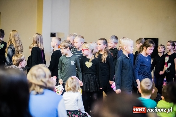 Zdjęcie w galerii na portalu naszraciborz.pl: Rogale świętomarcińskie i korowód w Studziennej wiadomości z regionu