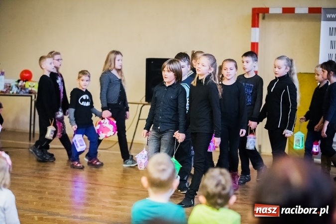 Zdjęcie w galerii na portalu naszraciborz.pl: Rogale świętomarcińskie i korowód w Studziennej wiadomości z regionu