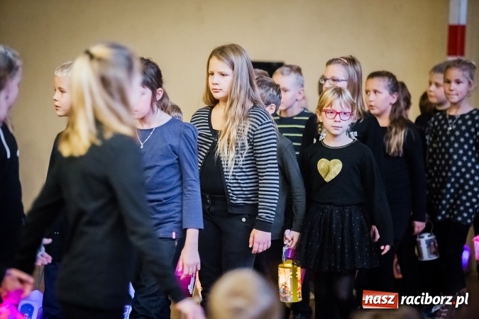 Zdjęcie w galerii na portalu naszraciborz.pl: Rogale świętomarcińskie i korowód w Studziennej wiadomości z regionu