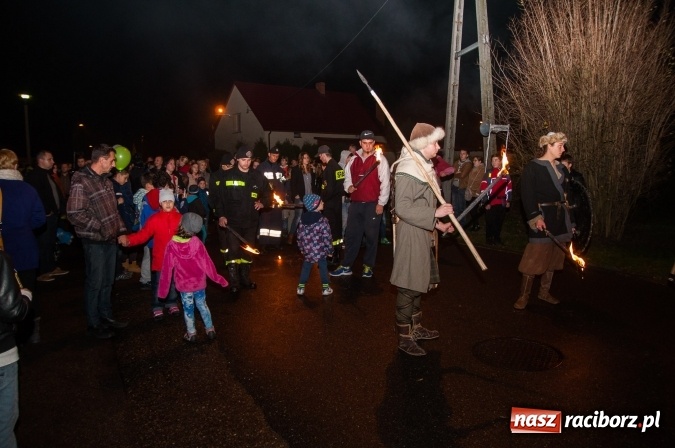Zdjęcie w galerii na portalu naszraciborz.pl: W Kuźni Raciborskiej święty Marcin promował… profilaktykę zdrowotną mężczyzn wiadomości z regionu