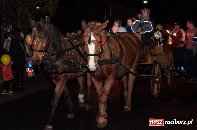 Zdjęcie w galerii na portalu naszraciborz.pl: W Kuźni Raciborskiej święty Marcin promował… profilaktykę zdrowotną mężczyzn wiadomości z regionu