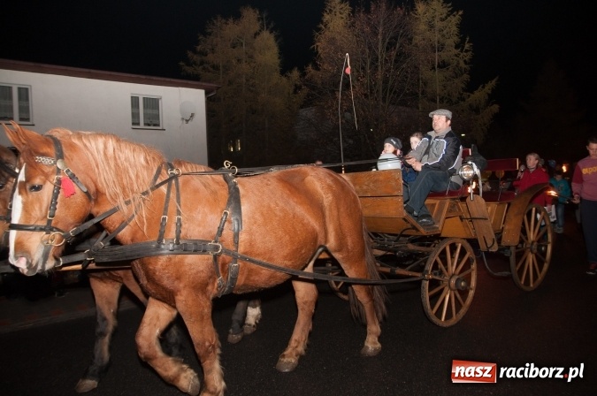 Zdjęcie w galerii na portalu naszraciborz.pl: W Kuźni Raciborskiej święty Marcin promował… profilaktykę zdrowotną mężczyzn wiadomości z regionu