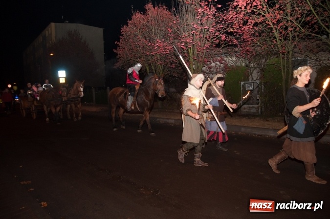 Zdjęcie w galerii na portalu naszraciborz.pl: W Kuźni Raciborskiej święty Marcin promował… profilaktykę zdrowotną mężczyzn wiadomości z regionu