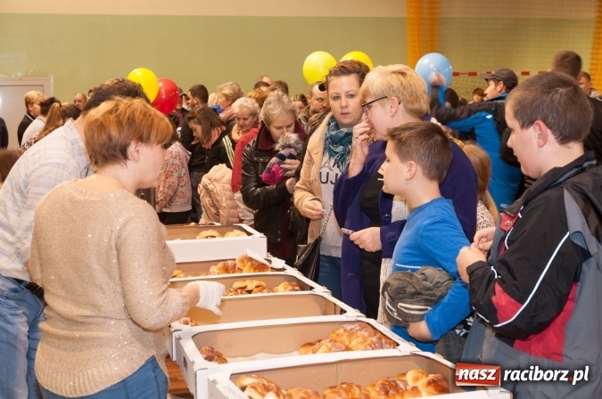 Zdjęcie w galerii na portalu naszraciborz.pl: W Kuźni Raciborskiej święty Marcin promował… profilaktykę zdrowotną mężczyzn wiadomości z regionu
