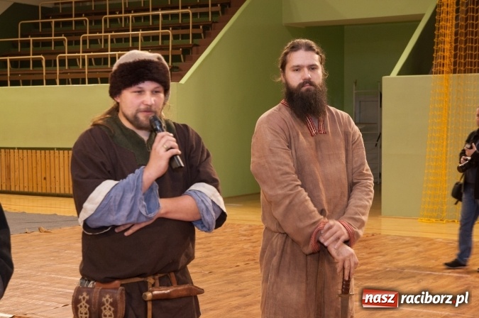 Zdjęcie w galerii na portalu naszraciborz.pl: W Kuźni Raciborskiej święty Marcin promował… profilaktykę zdrowotną mężczyzn wiadomości z regionu