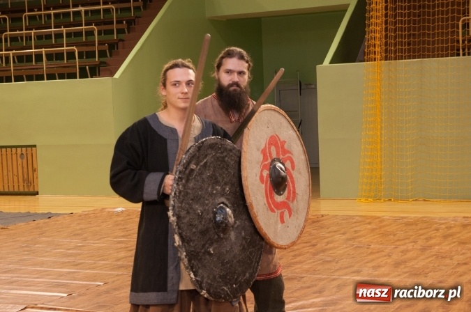 Zdjęcie w galerii na portalu naszraciborz.pl: W Kuźni Raciborskiej święty Marcin promował… profilaktykę zdrowotną mężczyzn wiadomości z regionu