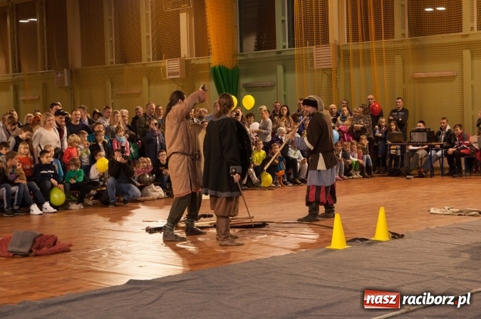 Zdjęcie w galerii na portalu naszraciborz.pl: W Kuźni Raciborskiej święty Marcin promował… profilaktykę zdrowotną mężczyzn wiadomości z regionu