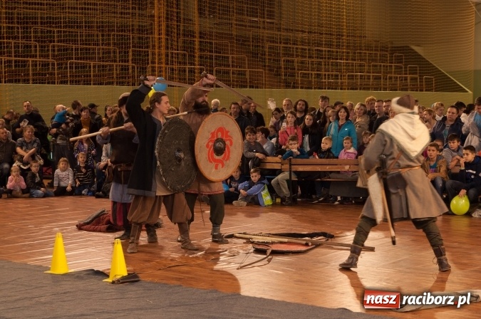 Zdjęcie w galerii na portalu naszraciborz.pl: W Kuźni Raciborskiej święty Marcin promował… profilaktykę zdrowotną mężczyzn wiadomości z regionu