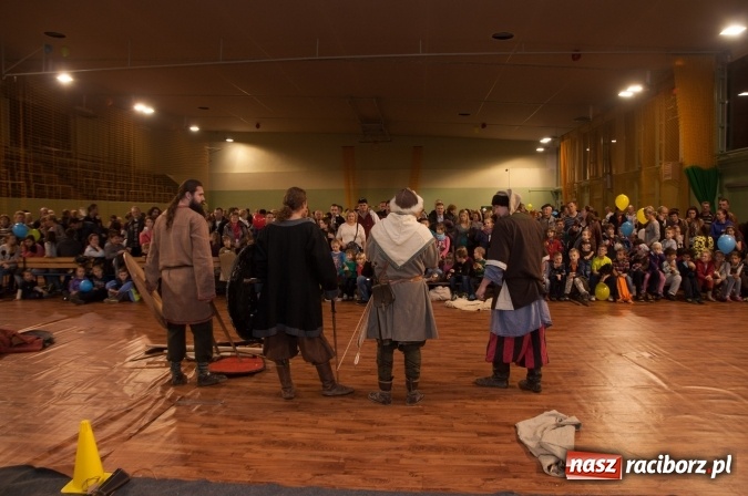 Zdjęcie w galerii na portalu naszraciborz.pl: W Kuźni Raciborskiej święty Marcin promował… profilaktykę zdrowotną mężczyzn wiadomości z regionu