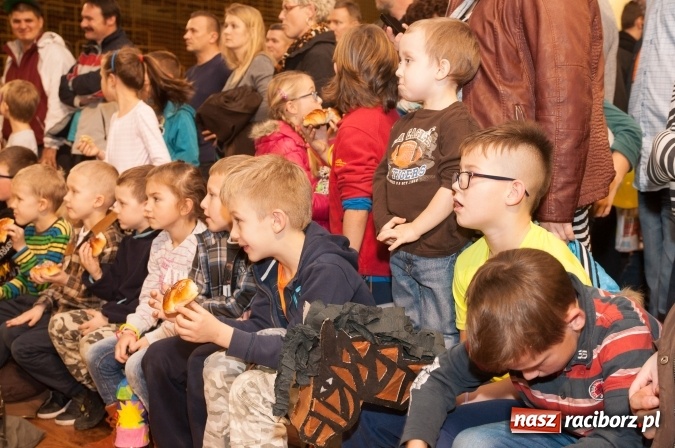 Zdjęcie w galerii na portalu naszraciborz.pl: W Kuźni Raciborskiej święty Marcin promował… profilaktykę zdrowotną mężczyzn wiadomości z regionu