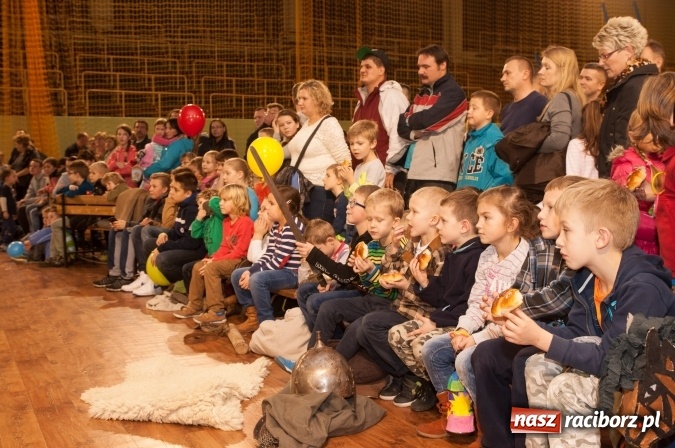 Zdjęcie w galerii na portalu naszraciborz.pl: W Kuźni Raciborskiej święty Marcin promował… profilaktykę zdrowotną mężczyzn wiadomości z regionu