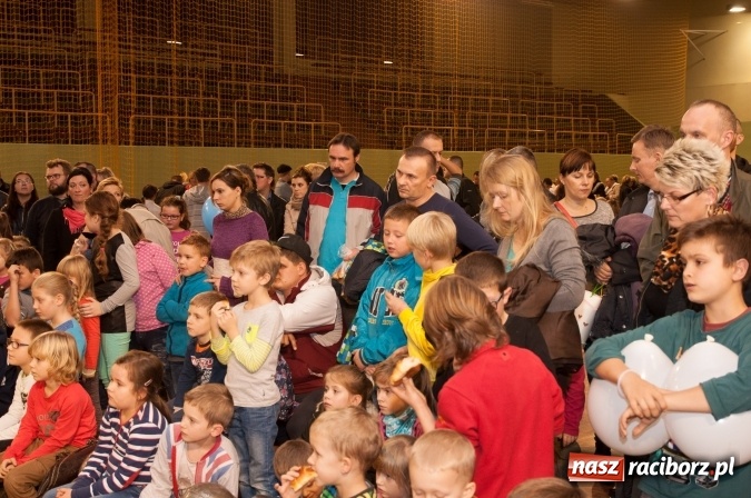 Zdjęcie w galerii na portalu naszraciborz.pl: W Kuźni Raciborskiej święty Marcin promował… profilaktykę zdrowotną mężczyzn wiadomości z regionu