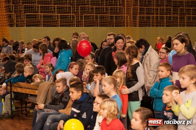 Zdjęcie w galerii na portalu naszraciborz.pl: W Kuźni Raciborskiej święty Marcin promował… profilaktykę zdrowotną mężczyzn wiadomości z regionu