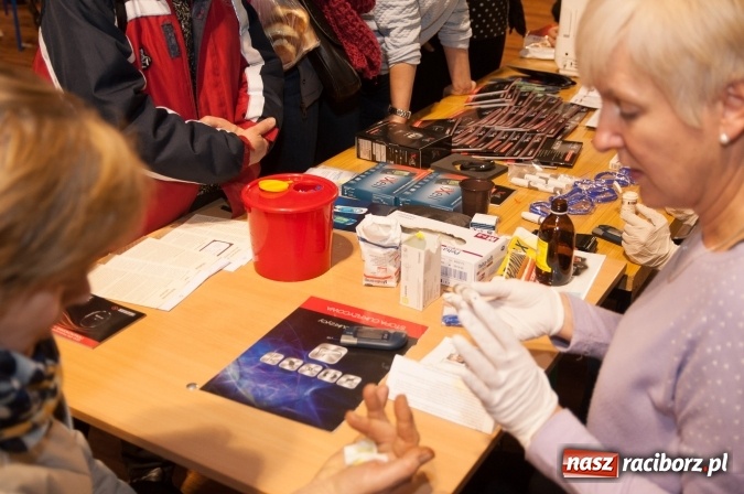 Zdjęcie w galerii na portalu naszraciborz.pl: W Kuźni Raciborskiej święty Marcin promował… profilaktykę zdrowotną mężczyzn wiadomości z regionu
