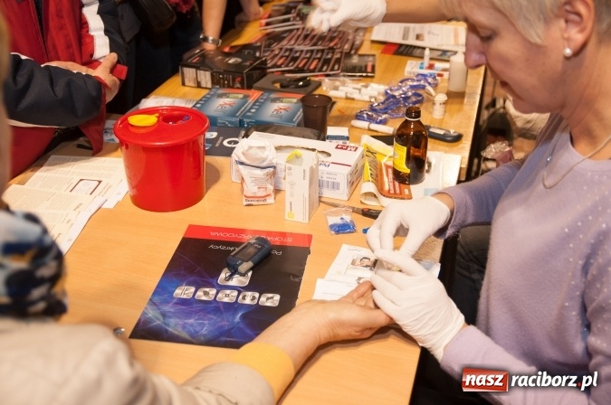 Zdjęcie w galerii na portalu naszraciborz.pl: W Kuźni Raciborskiej święty Marcin promował… profilaktykę zdrowotną mężczyzn wiadomości z regionu