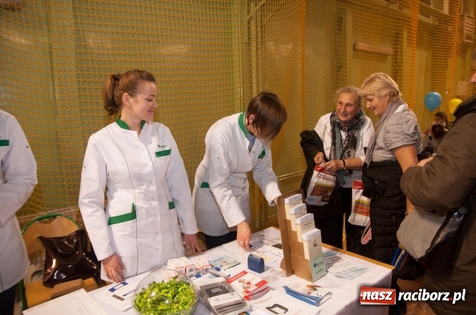 Zdjęcie w galerii na portalu naszraciborz.pl: W Kuźni Raciborskiej święty Marcin promował… profilaktykę zdrowotną mężczyzn wiadomości z regionu