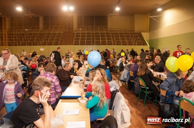 Zdjęcie w galerii na portalu naszraciborz.pl: W Kuźni Raciborskiej święty Marcin promował… profilaktykę zdrowotną mężczyzn wiadomości z regionu