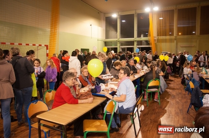 Zdjęcie w galerii na portalu naszraciborz.pl: W Kuźni Raciborskiej święty Marcin promował… profilaktykę zdrowotną mężczyzn wiadomości z regionu