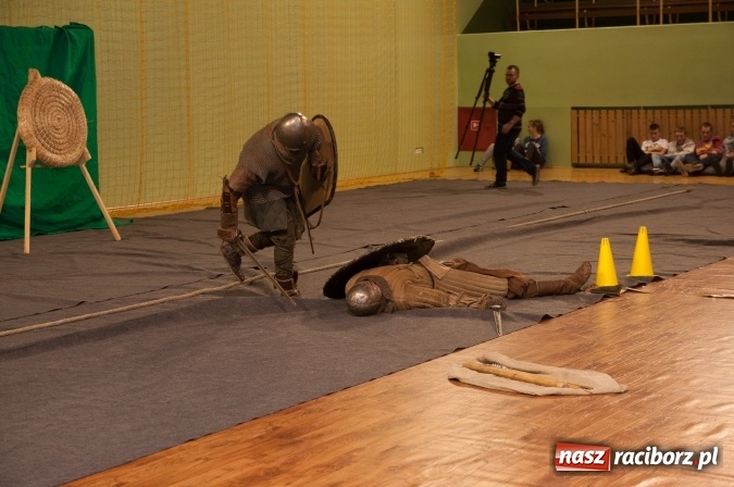 Zdjęcie w galerii na portalu naszraciborz.pl: W Kuźni Raciborskiej święty Marcin promował… profilaktykę zdrowotną mężczyzn wiadomości z regionu