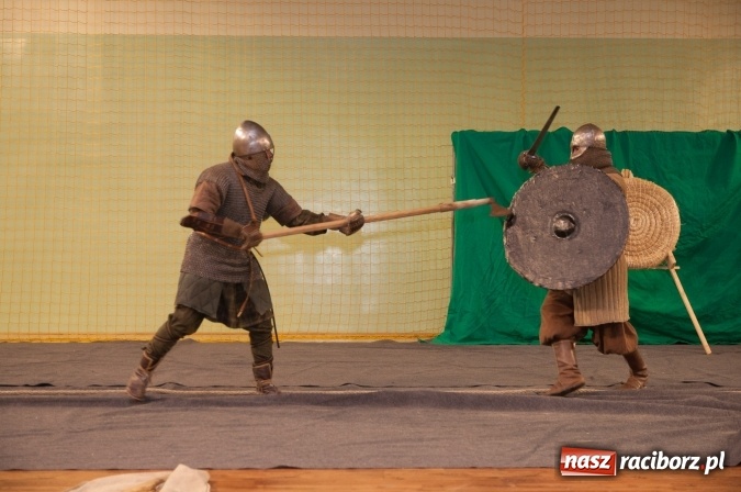 Zdjęcie w galerii na portalu naszraciborz.pl: W Kuźni Raciborskiej święty Marcin promował… profilaktykę zdrowotną mężczyzn wiadomości z regionu