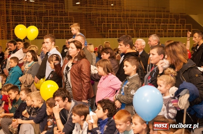 Zdjęcie w galerii na portalu naszraciborz.pl: W Kuźni Raciborskiej święty Marcin promował… profilaktykę zdrowotną mężczyzn wiadomości z regionu