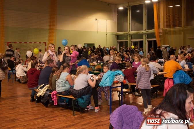 Zdjęcie w galerii na portalu naszraciborz.pl: W Kuźni Raciborskiej święty Marcin promował… profilaktykę zdrowotną mężczyzn wiadomości z regionu