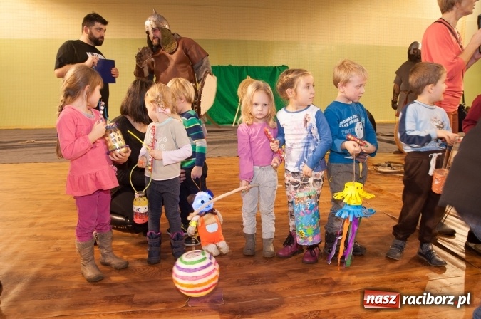 Zdjęcie w galerii na portalu naszraciborz.pl: W Kuźni Raciborskiej święty Marcin promował… profilaktykę zdrowotną mężczyzn wiadomości z regionu