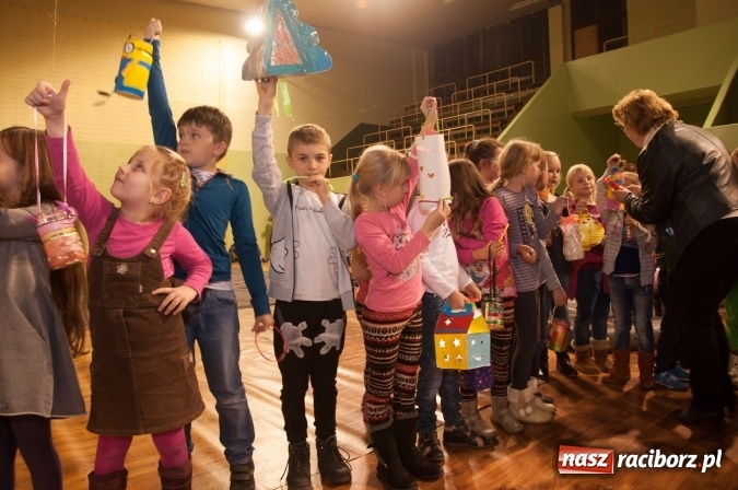 Zdjęcie w galerii na portalu naszraciborz.pl: W Kuźni Raciborskiej święty Marcin promował… profilaktykę zdrowotną mężczyzn wiadomości z regionu