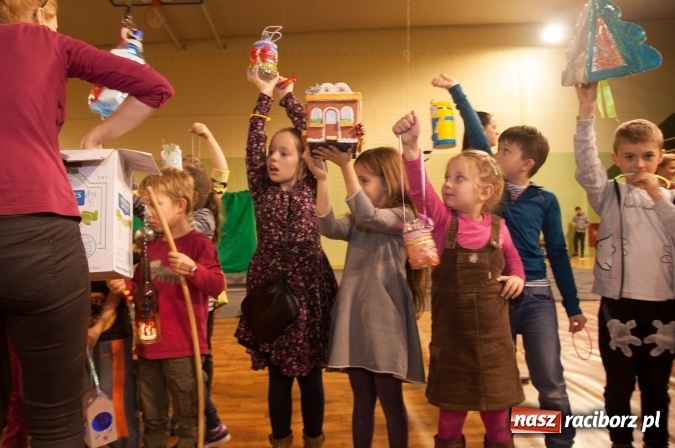 Zdjęcie w galerii na portalu naszraciborz.pl: W Kuźni Raciborskiej święty Marcin promował… profilaktykę zdrowotną mężczyzn wiadomości z regionu