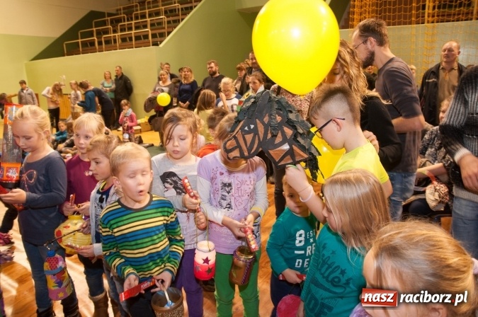 Zdjęcie w galerii na portalu naszraciborz.pl: W Kuźni Raciborskiej święty Marcin promował… profilaktykę zdrowotną mężczyzn wiadomości z regionu