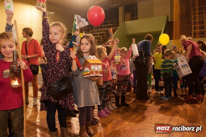 Zdjęcie w galerii na portalu naszraciborz.pl: W Kuźni Raciborskiej święty Marcin promował… profilaktykę zdrowotną mężczyzn wiadomości z regionu