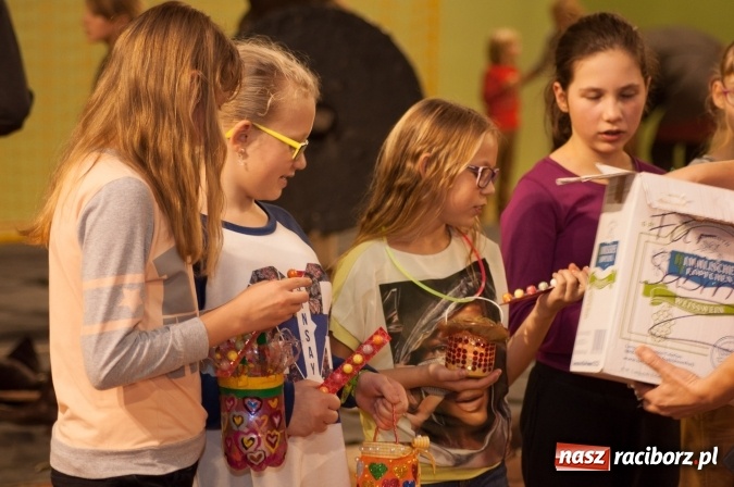 Zdjęcie w galerii na portalu naszraciborz.pl: W Kuźni Raciborskiej święty Marcin promował… profilaktykę zdrowotną mężczyzn wiadomości z regionu