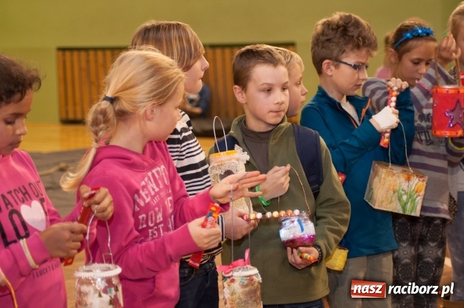 Zdjęcie w galerii na portalu naszraciborz.pl: W Kuźni Raciborskiej święty Marcin promował… profilaktykę zdrowotną mężczyzn wiadomości z regionu