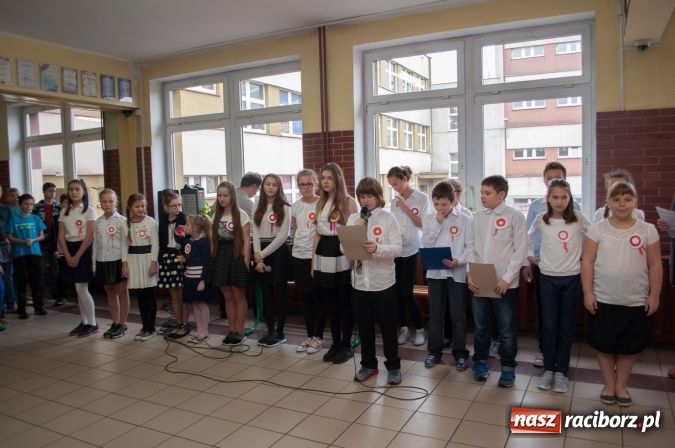 Zdjęcie w galerii na portalu naszraciborz.pl: Lekcja patriotyzmu dla najmłodszych – Narodowe Święto Niepodległości w Szkole Podstawowej nr 18 wiadomości z regionu