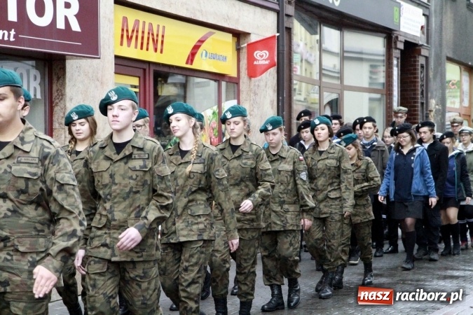 Zdjęcie w galerii na portalu naszraciborz.pl: Uczniowie ZSOMS na rybnickich obchodach Święta Niepodległości  wiadomości z regionu