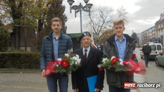 Zdjęcie w galerii na portalu naszraciborz.pl: Młodzież Gimnazjum nr 5 włączyła się w obchody rocznicy Święta Niepodległości  wiadomości z regionu