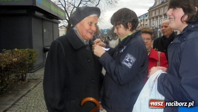 Zdjęcie w galerii na portalu naszraciborz.pl: Młodzież Gimnazjum nr 5 włączyła się w obchody rocznicy Święta Niepodległości  wiadomości z regionu