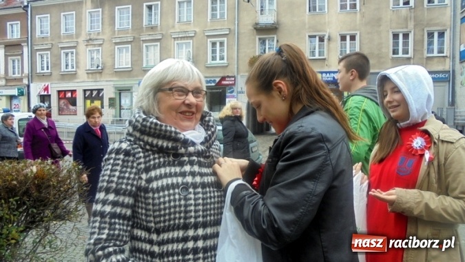 Zdjęcie w galerii na portalu naszraciborz.pl: Młodzież Gimnazjum nr 5 włączyła się w obchody rocznicy Święta Niepodległości  wiadomości z regionu