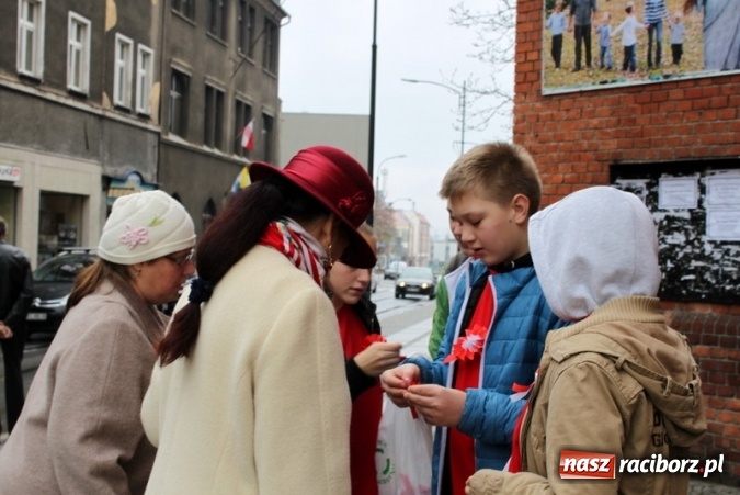 Zdjęcie w galerii na portalu naszraciborz.pl: Młodzież Gimnazjum nr 5 włączyła się w obchody rocznicy Święta Niepodległości  wiadomości z regionu
