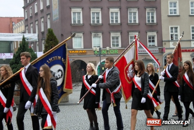 Zdjęcie w galerii na portalu naszraciborz.pl: Młodzież Gimnazjum nr 5 włączyła się w obchody rocznicy Święta Niepodległości  wiadomości z regionu