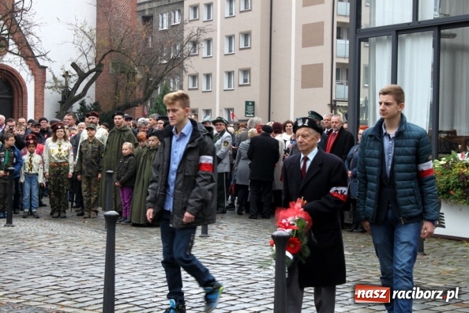 Zdjęcie w galerii na portalu naszraciborz.pl: Młodzież Gimnazjum nr 5 włączyła się w obchody rocznicy Święta Niepodległości  wiadomości z regionu