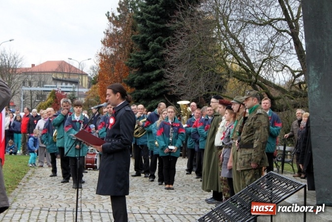 Zdjęcie w galerii na portalu naszraciborz.pl: Młodzież Gimnazjum nr 5 włączyła się w obchody rocznicy Święta Niepodległości  wiadomości z regionu