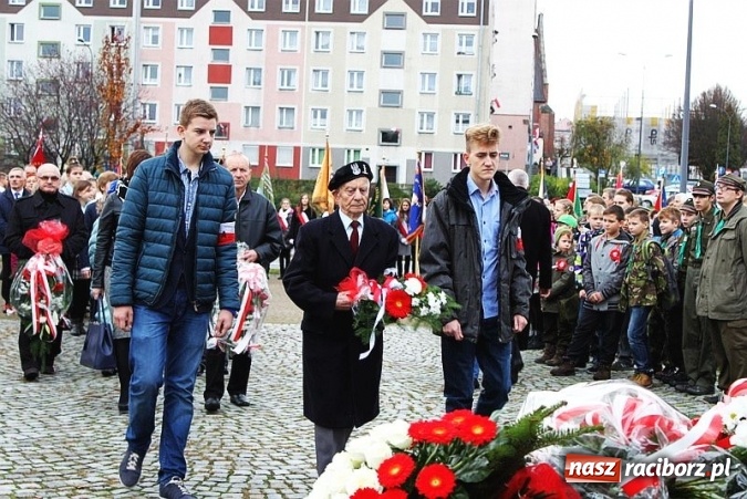 Zdjęcie w galerii na portalu naszraciborz.pl: Młodzież Gimnazjum nr 5 włączyła się w obchody rocznicy Święta Niepodległości  wiadomości z regionu