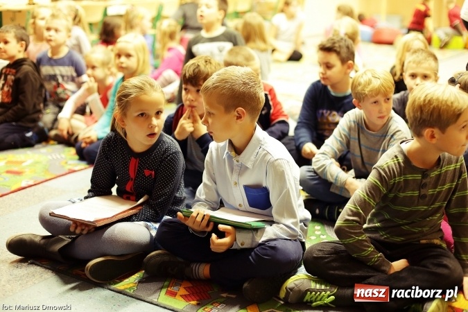 Zdjęcie w galerii na portalu naszraciborz.pl: W zaczarowanym świecie braci Grimm - uczniowie SP 15 słuchali wczoraj bajek wiadomości z regionu