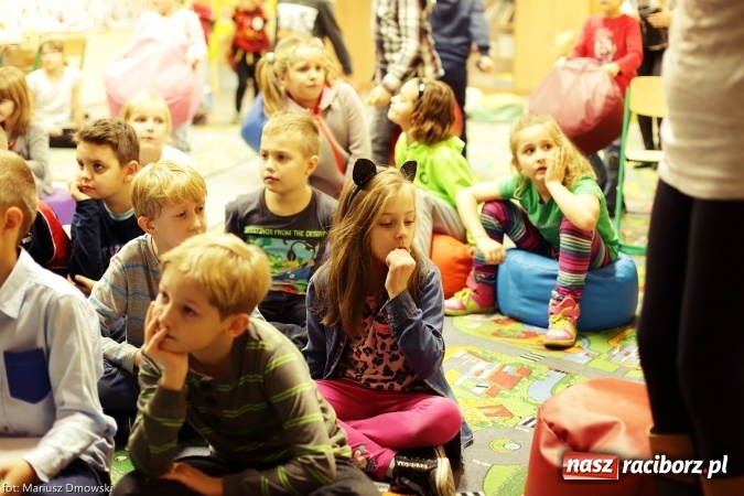 Zdjęcie w galerii na portalu naszraciborz.pl: W zaczarowanym świecie braci Grimm - uczniowie SP 15 słuchali wczoraj bajek wiadomości z regionu