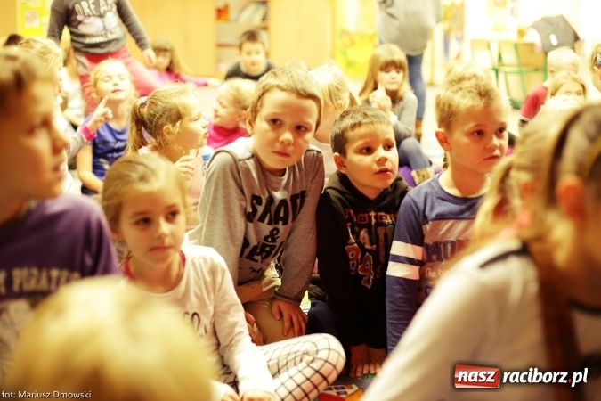 Zdjęcie w galerii na portalu naszraciborz.pl: W zaczarowanym świecie braci Grimm - uczniowie SP 15 słuchali wczoraj bajek wiadomości z regionu