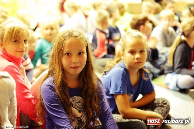 Zdjęcie w galerii na portalu naszraciborz.pl: W zaczarowanym świecie braci Grimm - uczniowie SP 15 słuchali wczoraj bajek wiadomości z regionu