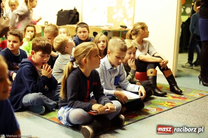 Zdjęcie w galerii na portalu naszraciborz.pl: W zaczarowanym świecie braci Grimm - uczniowie SP 15 słuchali wczoraj bajek wiadomości z regionu