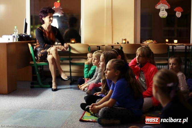 Zdjęcie w galerii na portalu naszraciborz.pl: W zaczarowanym świecie braci Grimm - uczniowie SP 15 słuchali wczoraj bajek wiadomości z regionu
